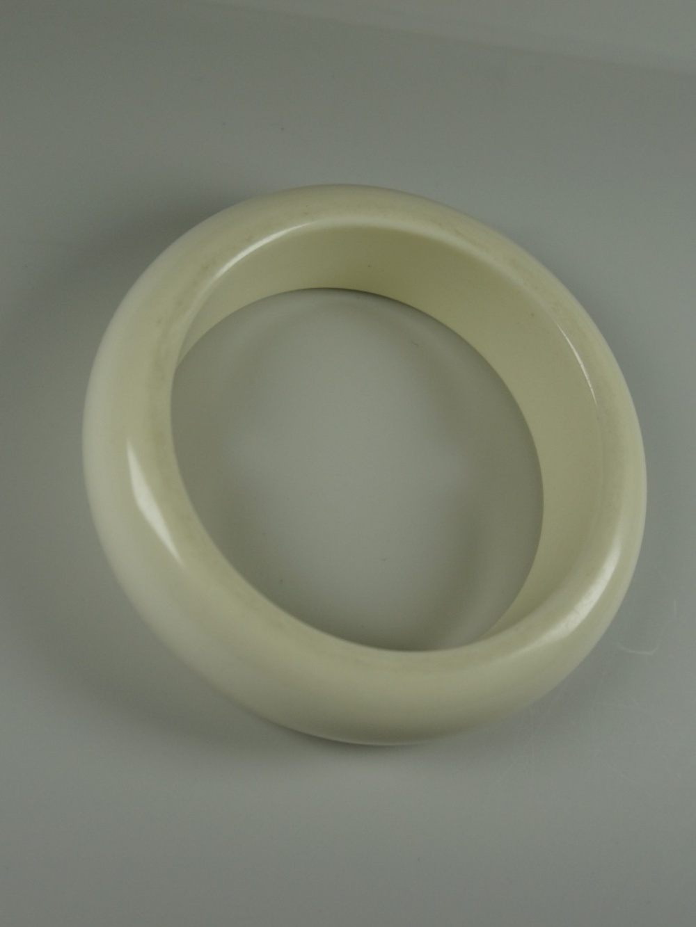 Vintage Cream Colored Lucite Bangle Bracelet